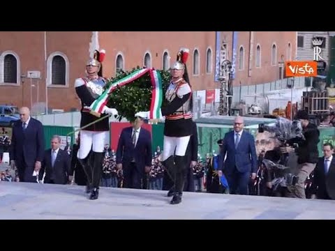 25 Aprile, Mattarella depone una corona all’Altare della Patria