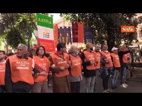Festa della Liberazione, il corteo dell’Anpi canta Bella Ciao