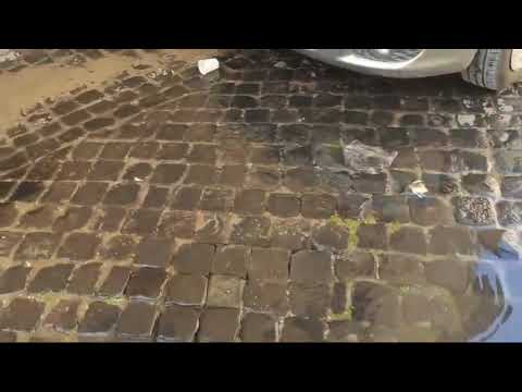 Trastevere, l’acqua (da giorni) esce dai sampietrini in via di San Francesco di Sales