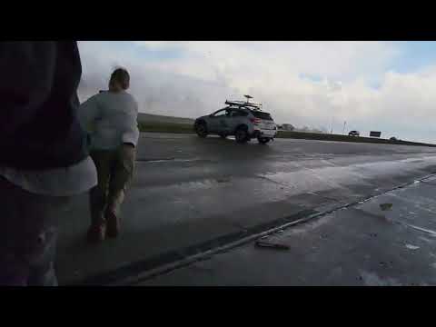 Un gigantesco tornado taglia la strada alle auto nel Nebraska: ribaltato un tir