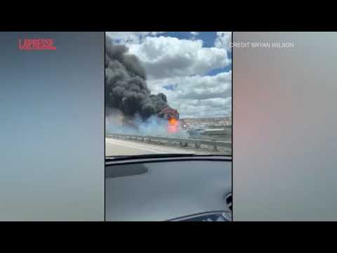 Usa, treno merci deraglia e prende fuoco: vagoni accartocciati e fiamme che divampano