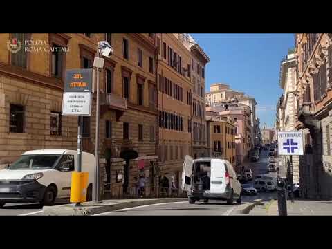 Roma, ecco il video dei furbi della Ztl: auto contromano e in retromarcia