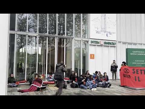 Torino, l’occupazione del grattacielo Intesa Sanpaolo