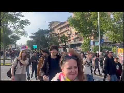 Il corteo della Wish Parade a Firenze: il video del rave itinerante per le vie della città