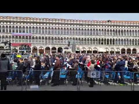 La messa del Papa: oltre 10mila in piazza San Marco