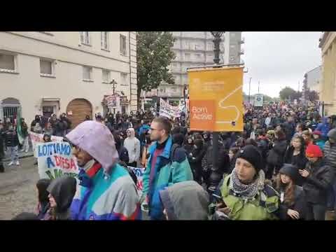 G7 di Venaria, brucia la gigantografia di Biden