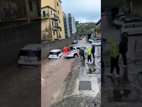 Bomba d’acqua all’Isola d’Elba: le immagini degli allagamenti a Rio Marina #shorts #news