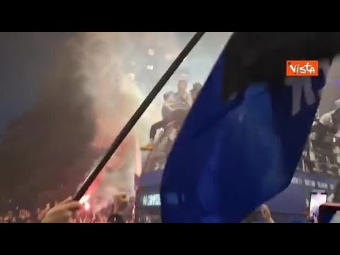 L’Inter festeggia lo scudetto, il passaggio del pullman con i calciatori tra i tifosi in festa