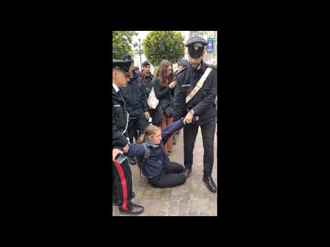 Torino, gli attivisti di Extinction Rebellion trascinati via dalle forze dell’ordine