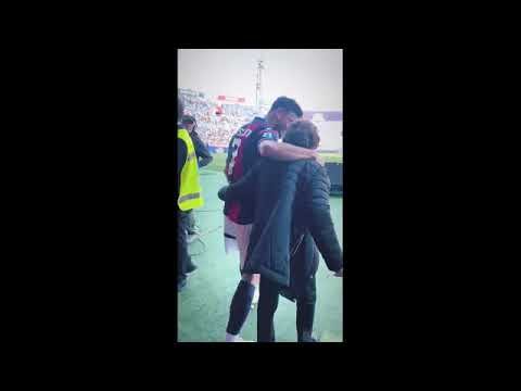 L’abbraccio di Orsolini alla nonna e poi in campo assieme al termine di Bologna-Udinese