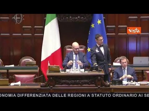 Pd sventola Tricolore in Aula in risposta a deputata con maglia “Vento del Nord”