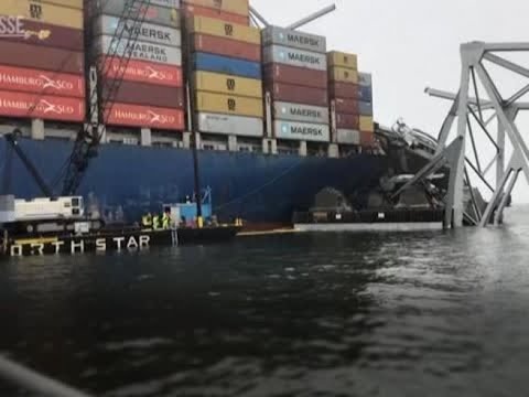 Baltimora, la nave incastrata tra le travi d’acciaio del ponte