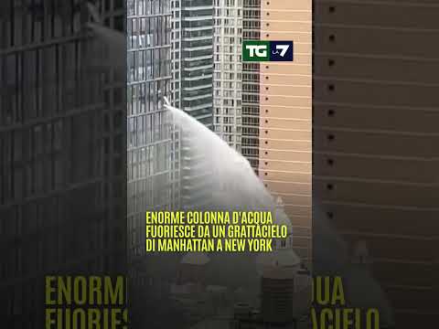 Enorme colonna d’acqua fuoriesce da un grattacielo di #Manhattan a #NewYork