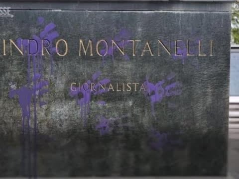 Imbrattata con vernice viola la statua di Indro Montanelli a Milano