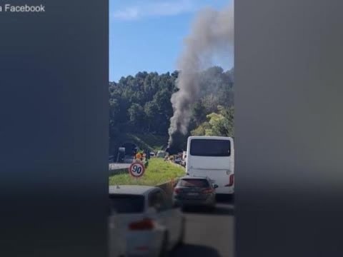 Camion a fuoco in galleria sulla A14, un morto: coinvolto anche un pullman, salvi i passeggeri