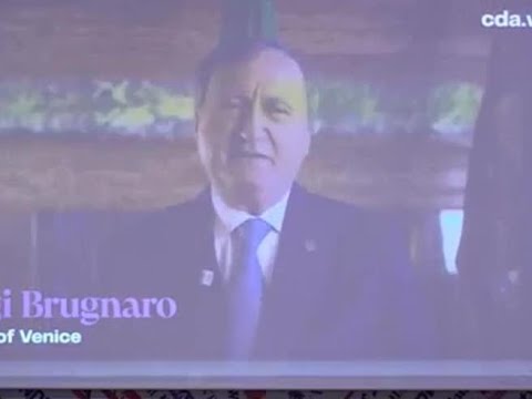 Il sindaco Brugnaro spiega il ticket di Venezia agli stranieri: il suo inglese perfetto con…