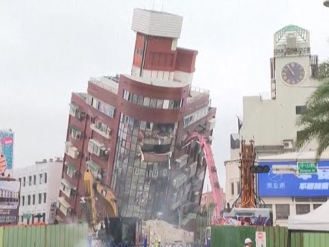 Terremoto a Taiwan, l’edificio piegato su un fianco viene demolito