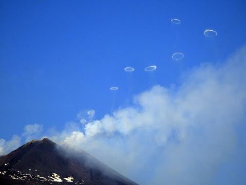 L’Etna erutta anelli di vapore: il video del singolare fenomeno nei cieli della Sicilia