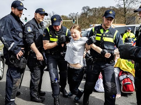 Greta Thunberg fermata a una manifestazione all’Aja