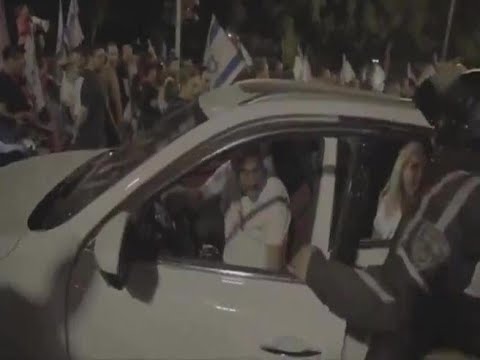 Proteste in piazza a Tel Aviv, un’auto travolge i manifestanti