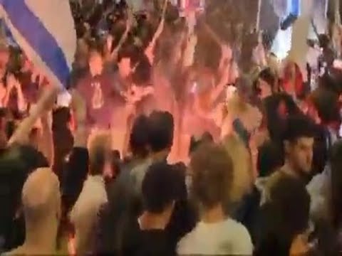 I manifestanti a Tel Aviv sono 100mila: chiedono le elezioni immediate