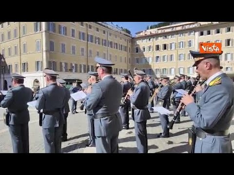 La banda della Guardia di Finanza suona Morricone in piazza Montecitorio