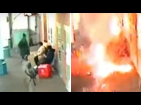 Il video della bici elettrica che esplode e va a fuoco in una stazione ferroviaria in Inghilterra