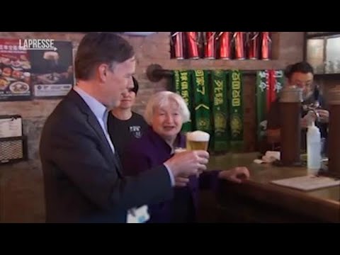 Pechino, il brindisi di Janet Yellen e Nicholas Burns al birrificio Jing-A