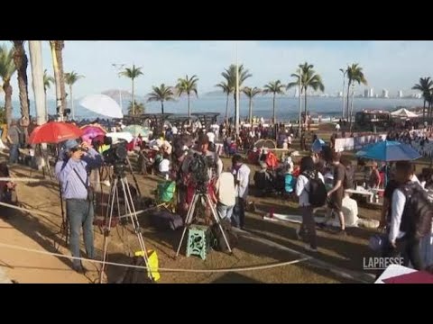 Eclissi totale di sole, folla radunata in Messico in attesa dell’evento