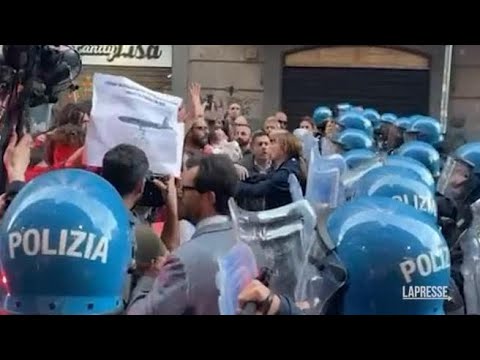 Napoli, scontri tra manifestanti e polizia al corteo anti Nato e pro Palestina