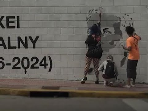 A Buenos Aires interrotta dalla polizia l’opera degli artisti dedicata a Navalny