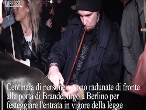 Germania, cannabis legale: festeggiamenti alla porta di Brandeburgo