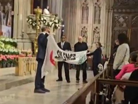 L’irruzione di alcuni attivisti filo-palestinesi nella cattedrale di New York durante la veglia…