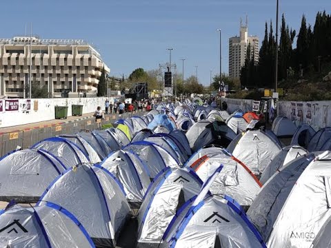 Manifestanti accampati davanti alla Knesset: la protesta in Israele per chiedere le dimissioni…