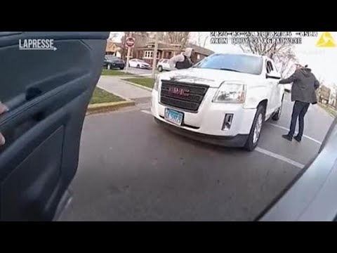 Chicago, polizia uccide afroamericano con 96 colpi di pistola: il video delle bodycam degli…