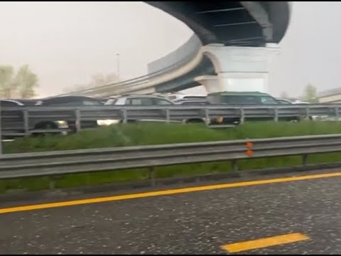 Milano-Torino, gli automobilisti si fermano per la grandine