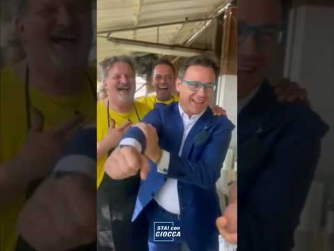 Il leghista Ciocca: «Questo è per gli insetti di von der Leyen», e fa il gesto dell’ombrello #shorts