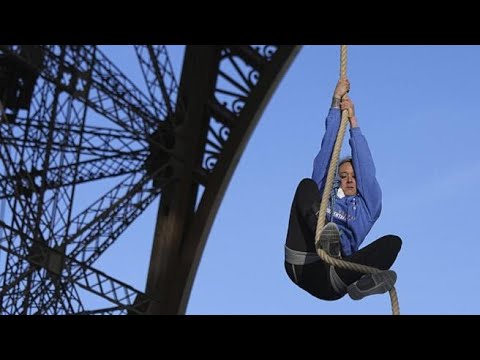 In 18 minuti si arrampica in cima alla Tour Eiffel con una corda