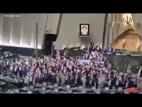 La festa del Parlamento iraniano dopo l’attacco a Israele
