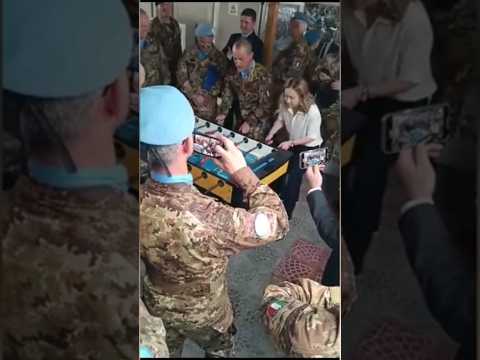Meloni in Libano gioca a calciobalilla con i militari italiani #shorts #news
