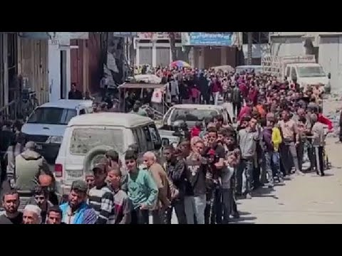A Gaza City riapre un panificio, la coda lunghissima per acquistare del pane