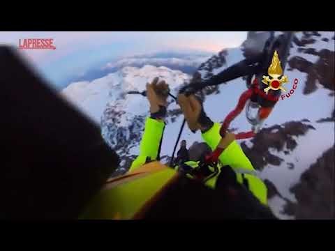 Cuneo, bloccati a 3.700 metri: lo spettacolare salvataggio di due alpinisti francesi