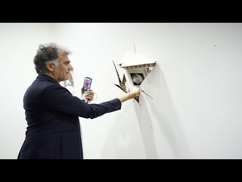 La stretta di mano «artistica» tra Michael Ackerman (Israele) e Ramak Fazel (Iran) al MIA Photo…