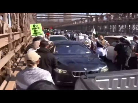 I manifestanti pro-Palestina bloccano il ponte di Brooklyn