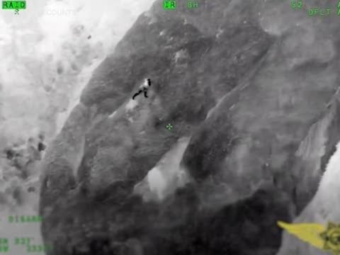 Scivola da un sentiero e rimane aggrappato a una roccia: il rocambolesco salvataggio in…
