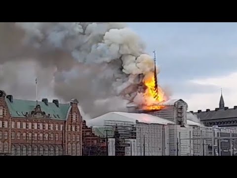 Il video dell’incendio all’ex sede della borsa valori di Copenaghen: crollata la guglia