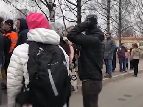 Un 12enne spara a scuola in Finlandia: i genitori in apprensione radunati davanti all’istituto