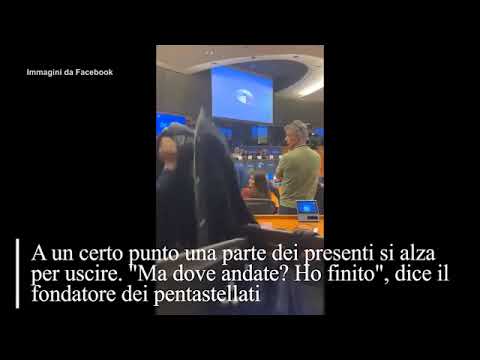 Bruxelles, Grillo parla e molti in platea si alzano per andare via. La battuta e poi gli applausi