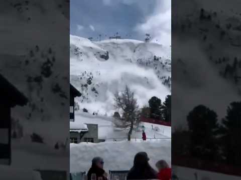 Svizzera, enorme valanga nei pressi della stazione sciistica di Zermatt: il video #shorts #news