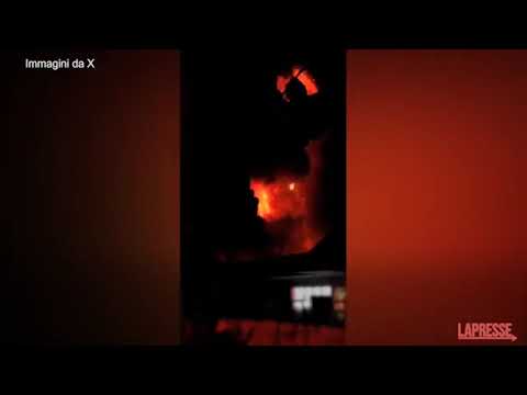 Indonesia, allerta per l’eruzione del vulcano Ruang: le spettacolari immagini